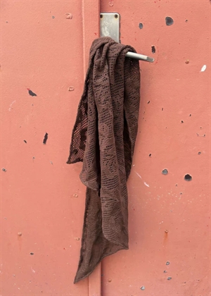 Croflora triangle scarf Hot Fudge Brown Becksøndergaard